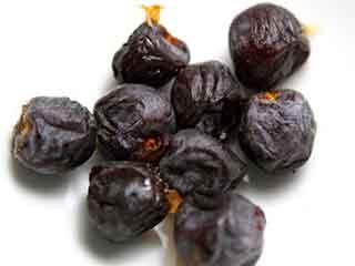 吃黑加仑葡萄干有什么好处，黑枣含什么营养成分