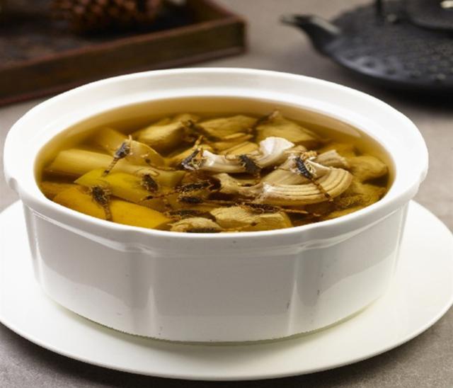煲蛇汤配什么材料好，蛇汤去湿气效果最好
