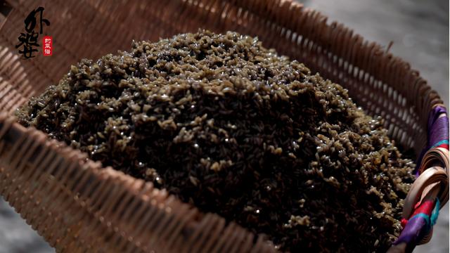 黑糯米里面是什么颜色，黑色糯米饭是用什么材料做的