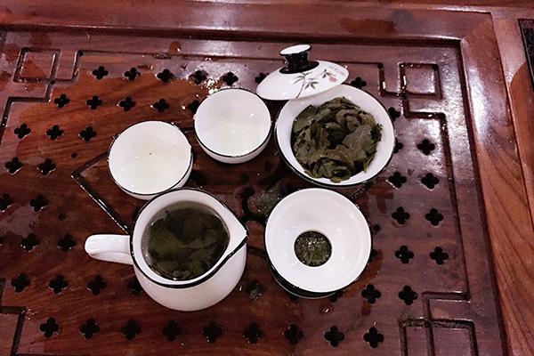 绿茶不适合什么人喝，红茶和绿茶哪个更适合高血压