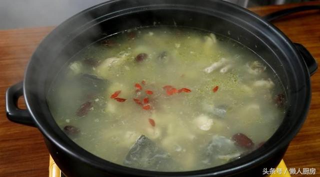 煲甲鱼汤放什么材料，甲鱼和鸡一起炖汤功效