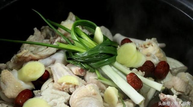 煲甲鱼汤放什么材料，甲鱼和鸡一起炖汤功效
