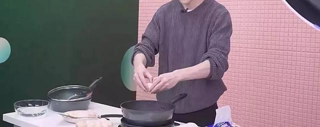 黑铁锅表面光滑的黑色涂层是什么，铁锅表面的黑色的涂层
