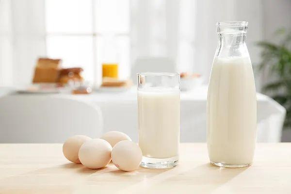 牛奶能和什么一起吃，牛奶是牛奶