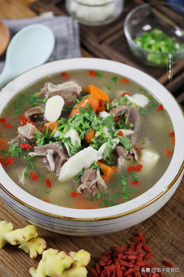 羊肉汤和什么一起吃好，冬天来一碗热气腾腾的羊肉汤