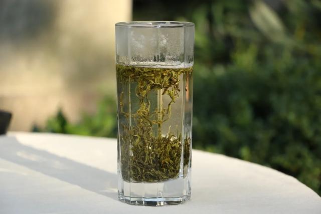 拿什么绿茶泡，春季适合喝的茶是